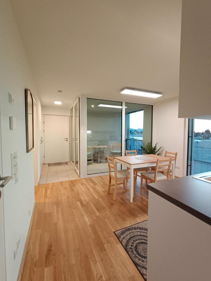Neu erstellte Wohnung mit Balkon in Hard Exterior foto